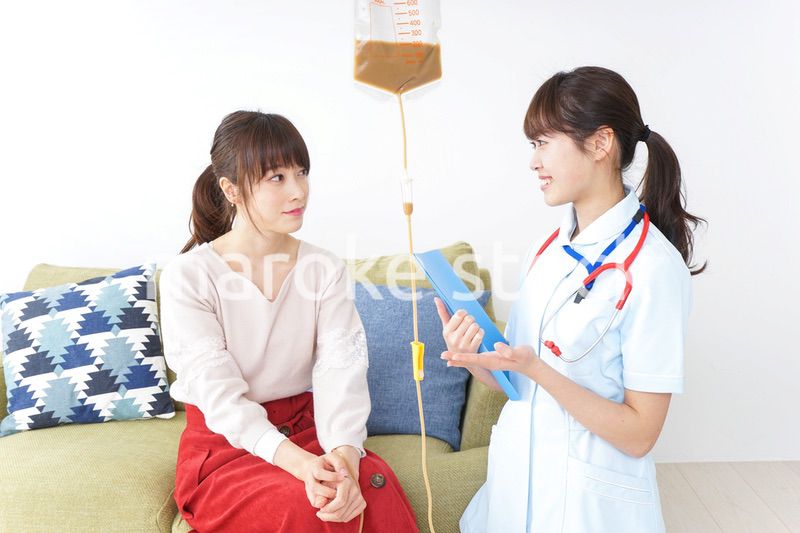 在宅で治療を受ける患者と訪問ナース