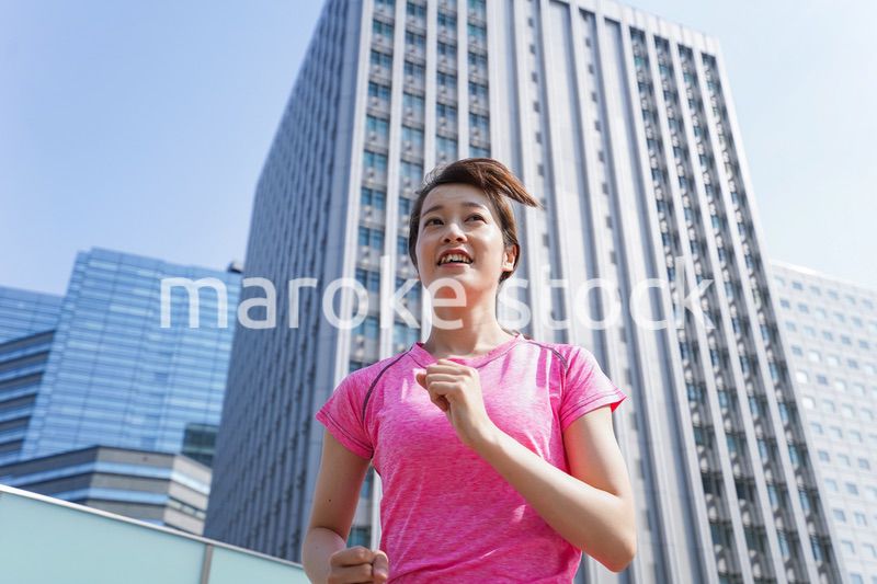 都会でランニングする女性