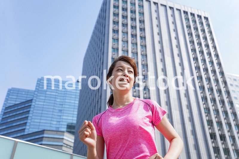 都会でランニングする女性