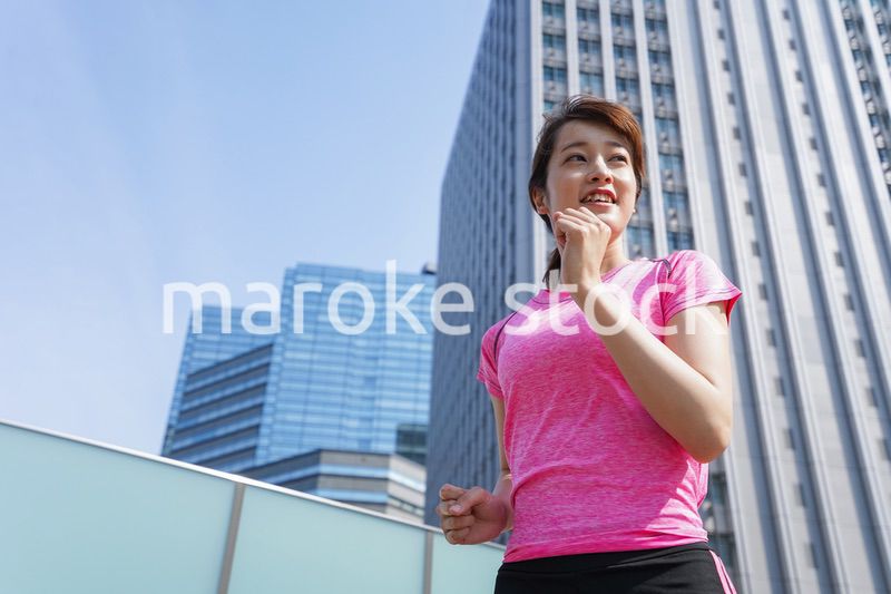 都会でランニングする女性