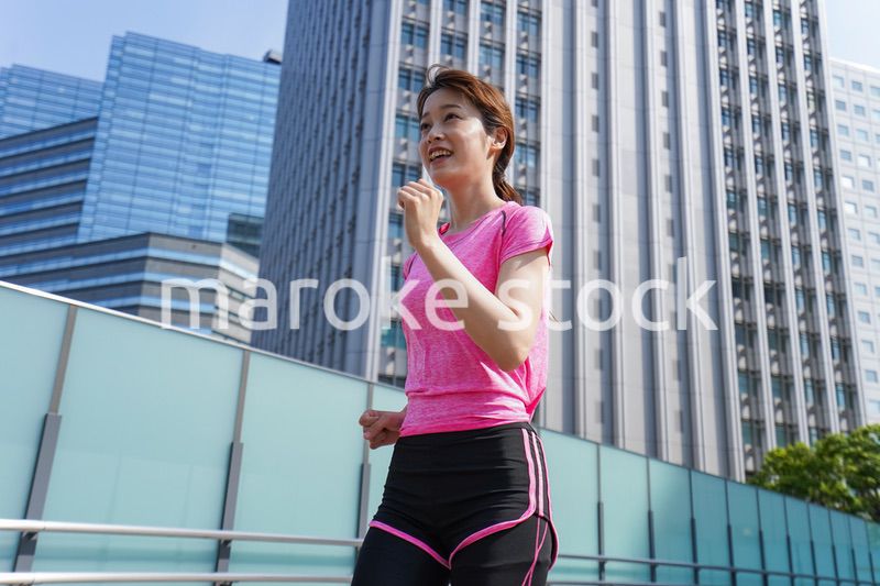 都会でランニングする女性