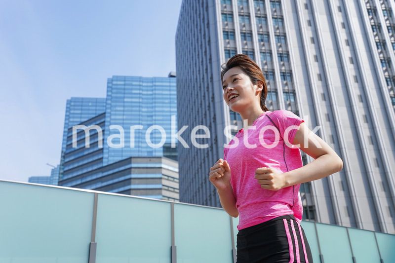 都会でランニングする女性