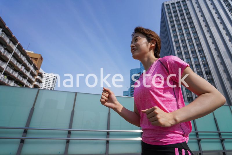 都会でランニングする女性
