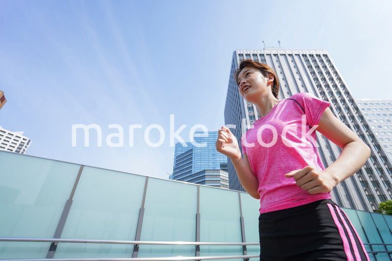 都会でランニングする女性