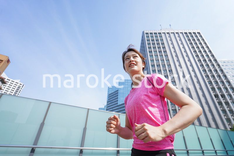都会でランニングする女性