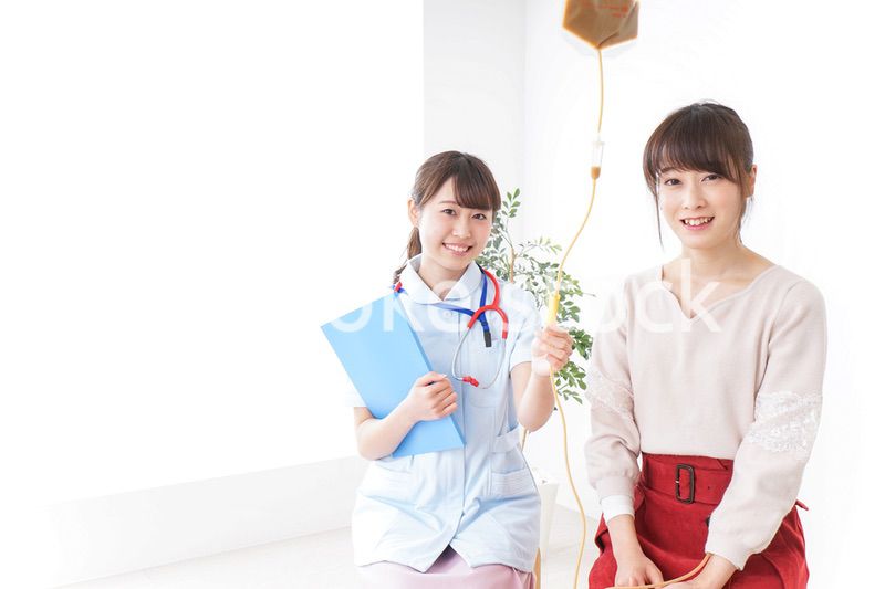 病気の治療をする女性