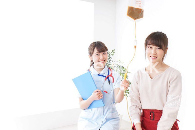 病気の治療をする女性