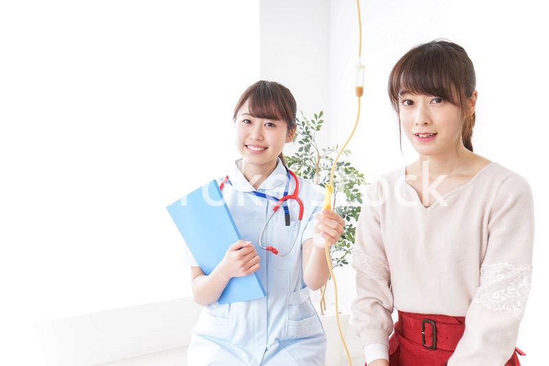 病気の治療をする女性