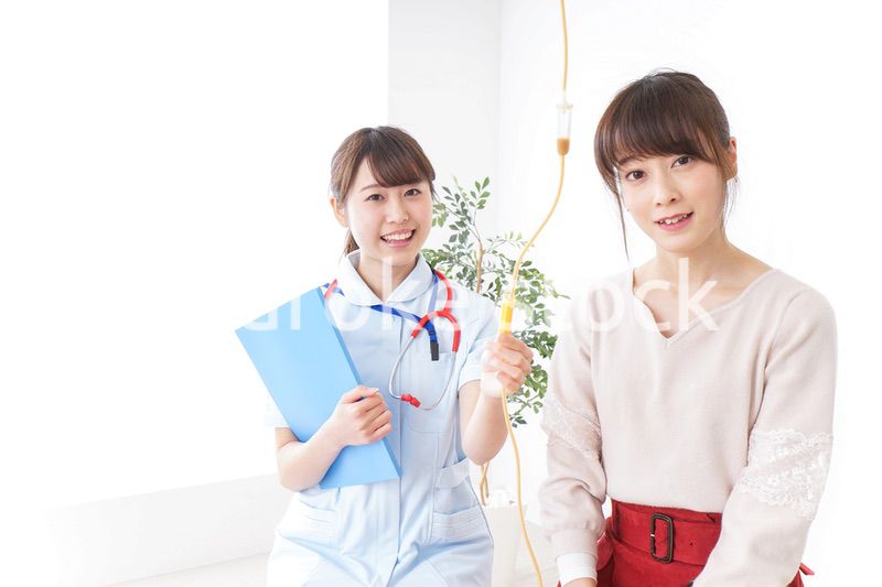 病気の治療をする女性