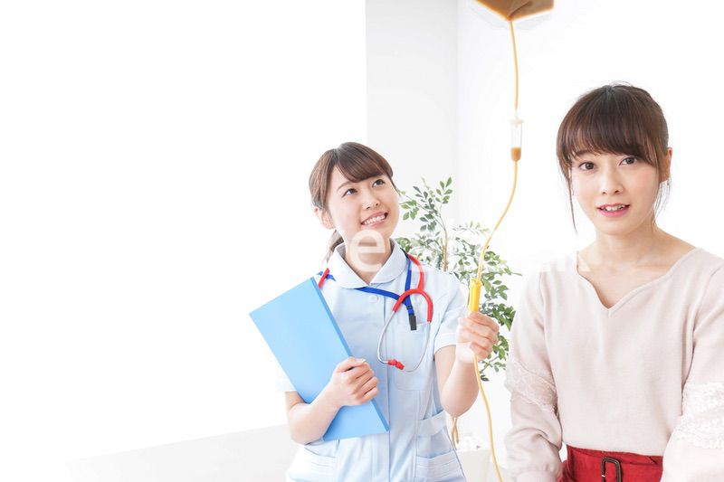 病気の治療をする女性