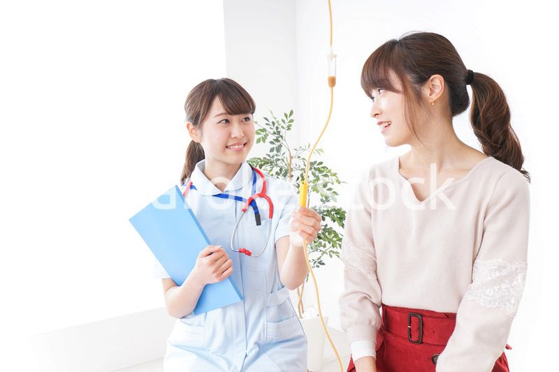 病気の治療をする女性