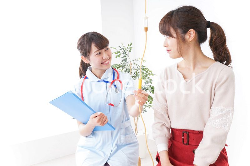 病気の治療をする女性