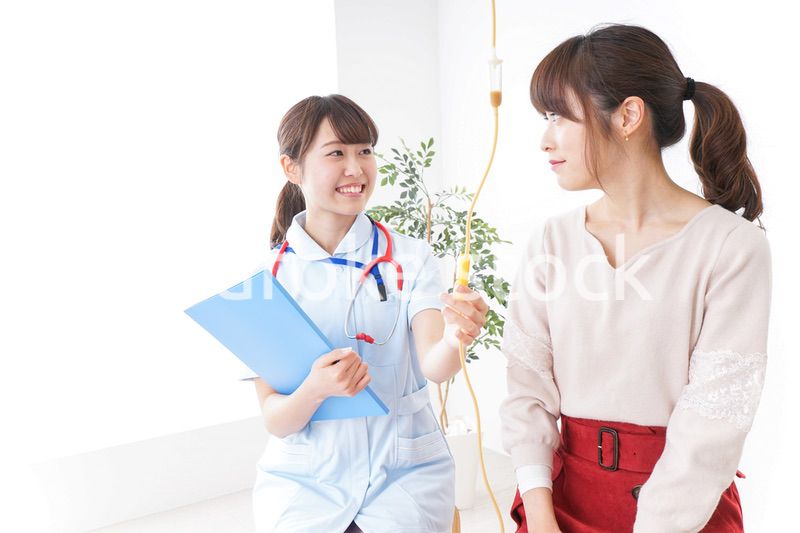 病気の治療をする女性