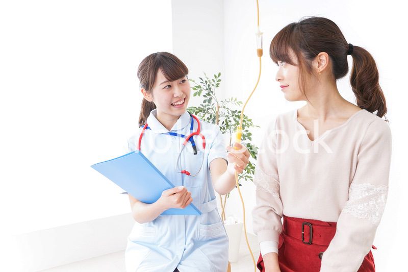 病気の治療をする女性