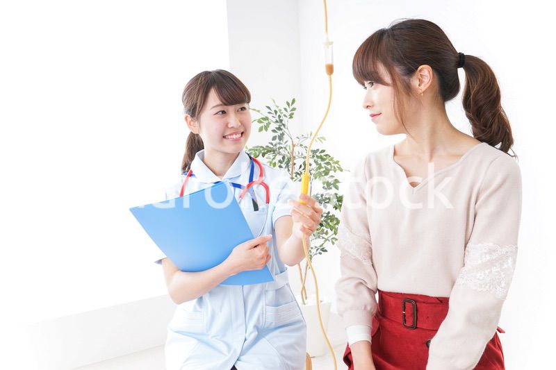 病気の治療をする女性