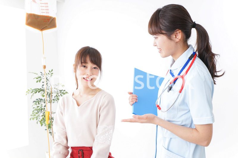 病気の治療をする女性