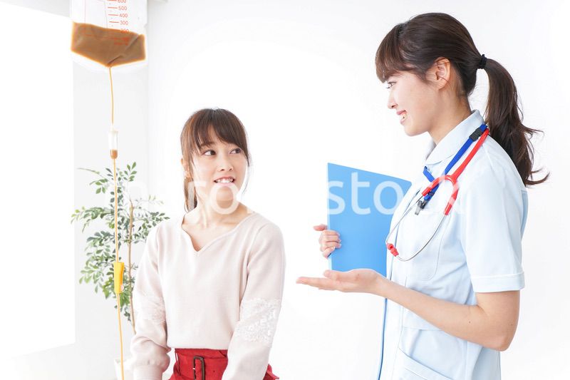 病気の治療をする女性