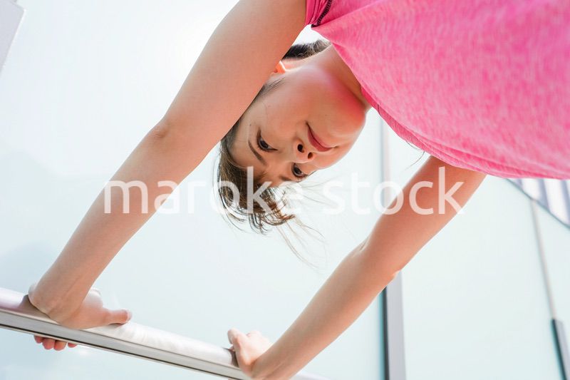 ストレッチをする女性