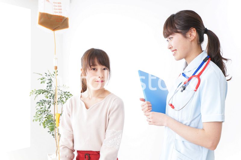 病気の治療をする女性