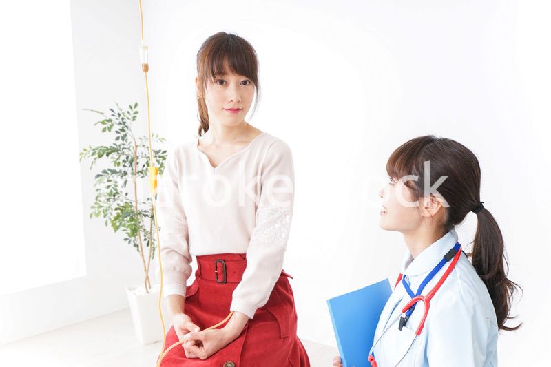 病気の治療をする女性