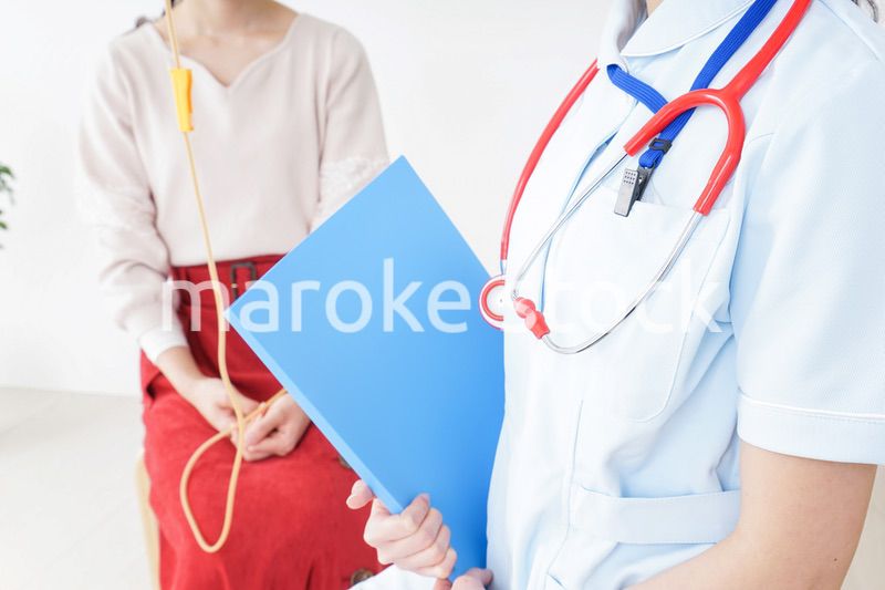 病気の治療をする女性