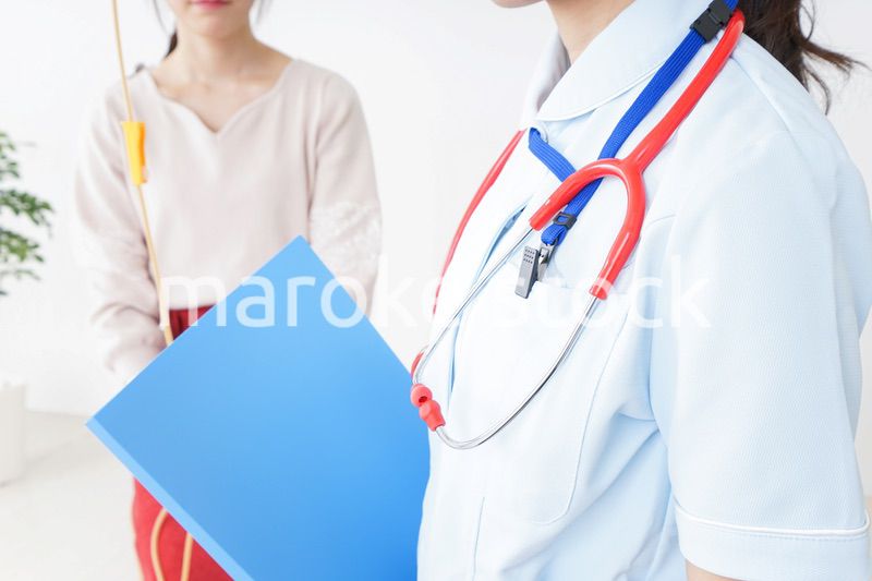 病気の治療をする女性