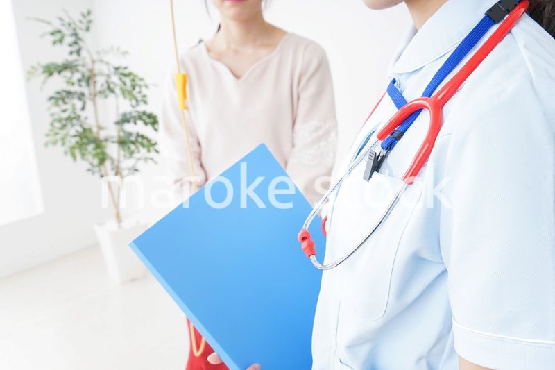 病気の治療をする女性