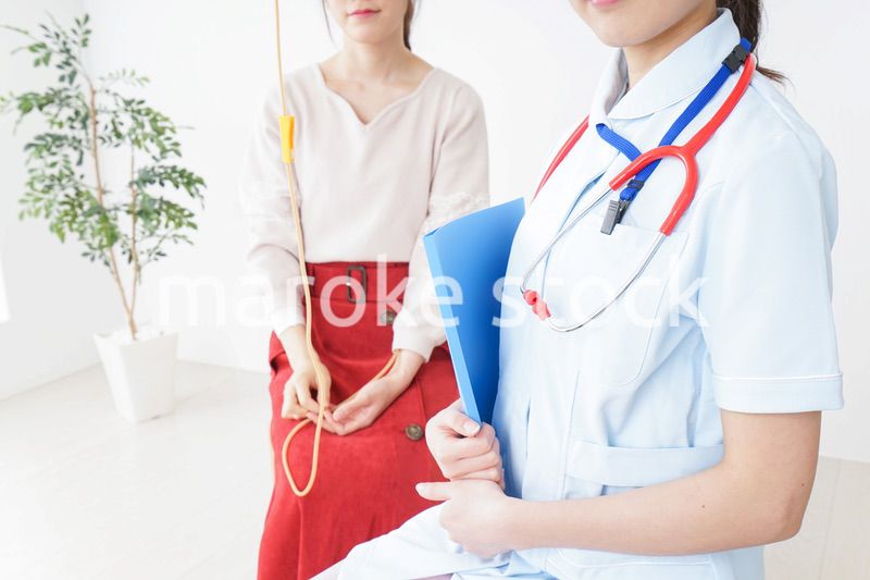 病気の治療をする女性