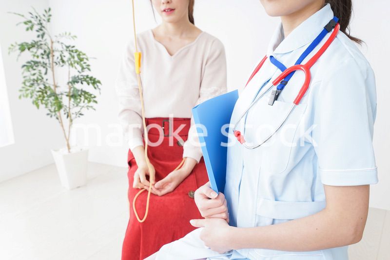 病気の治療をする女性