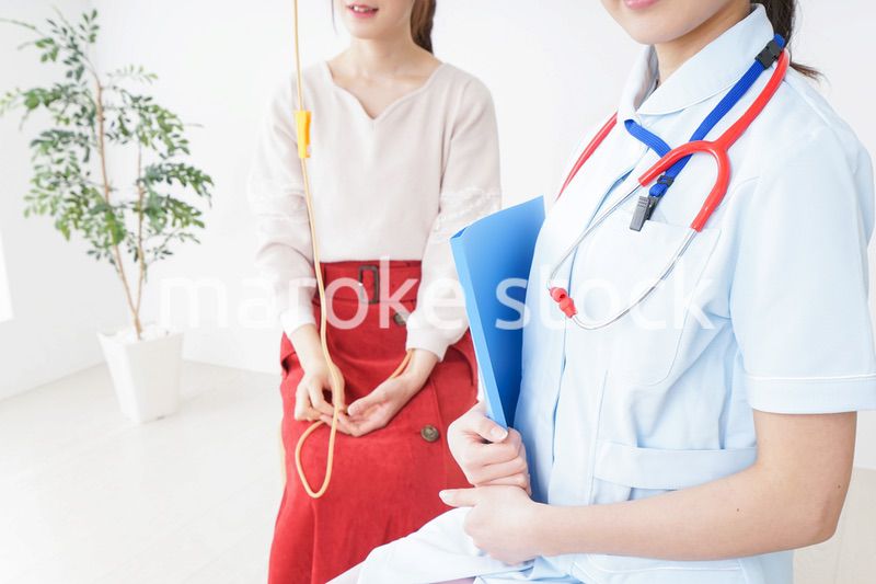 病気の治療をする女性