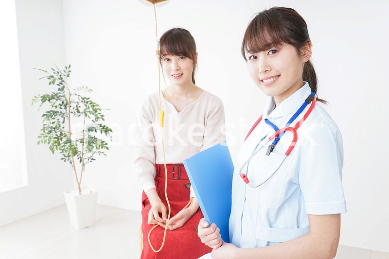 病気の治療をする女性