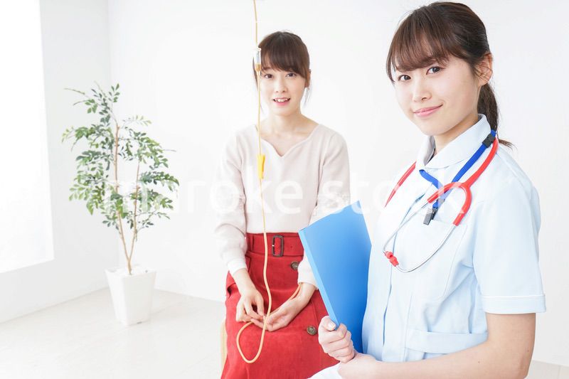 病気の治療をする女性