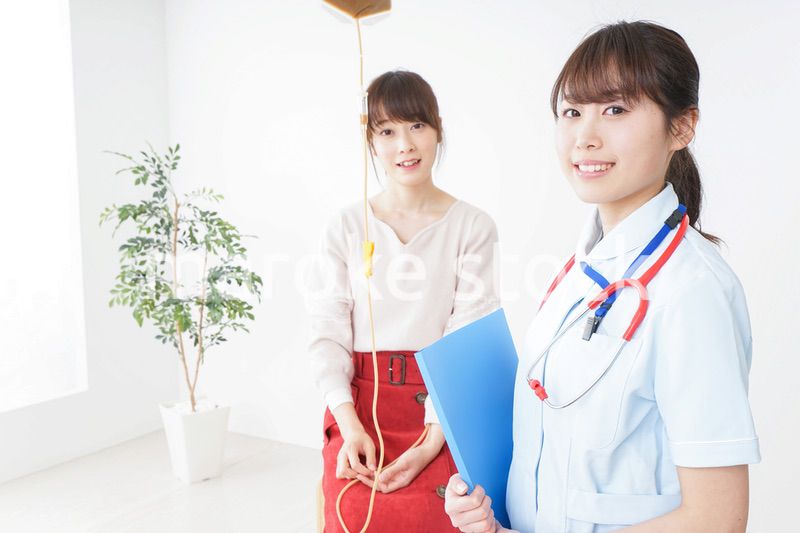 病気の治療をする女性