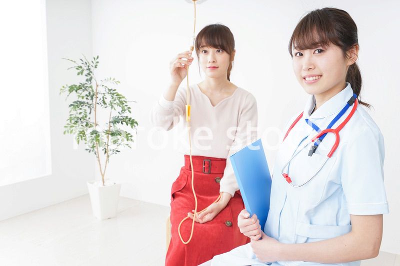 病気の治療をする女性