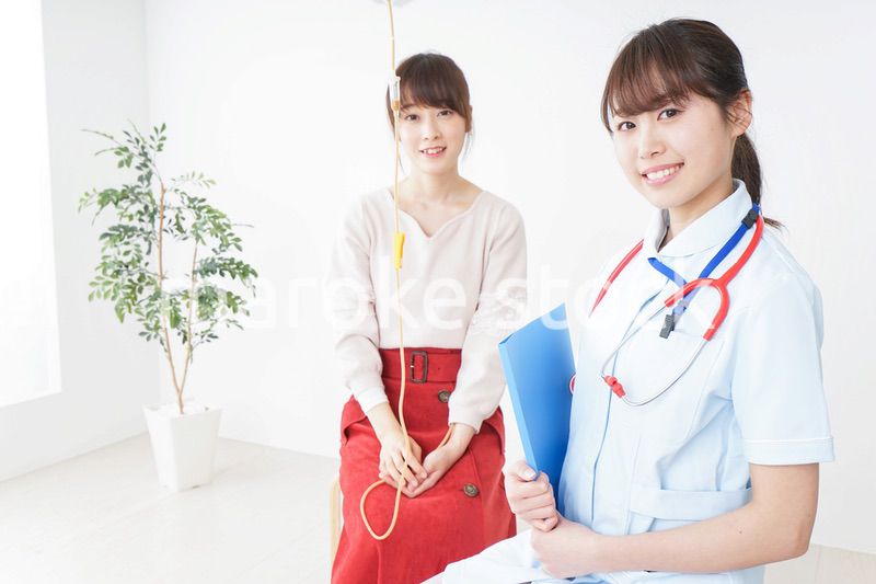 病気の治療をする女性