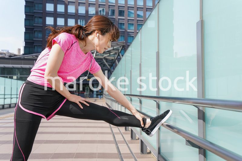 ストレッチをする女性