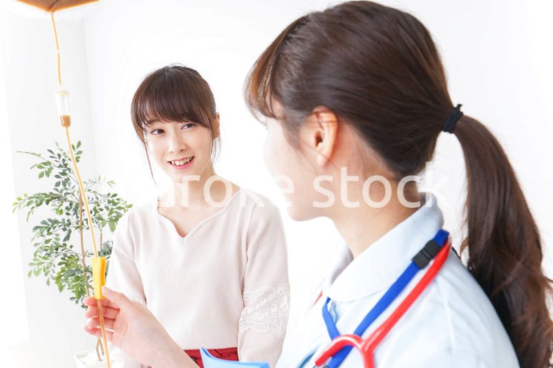 病気の治療をする女性