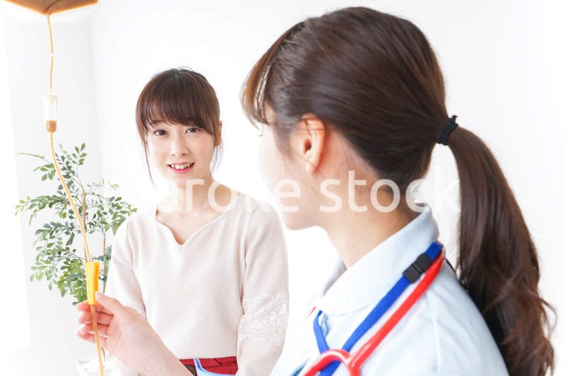 病気の治療をする女性