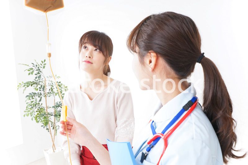 病気の治療をする女性