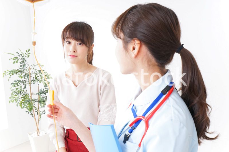 病気の治療をする女性