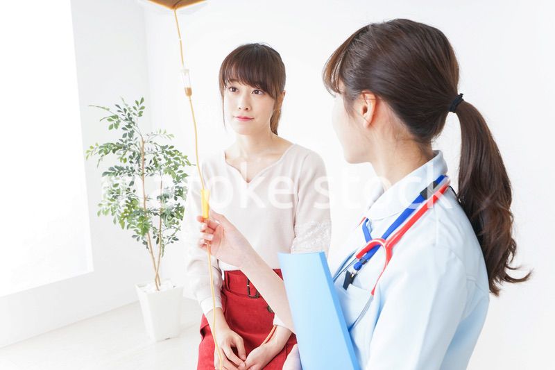 病院で診察を受ける患者とナース