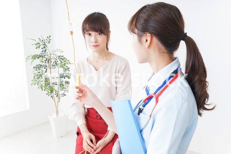 病院で診察を受ける患者とナース