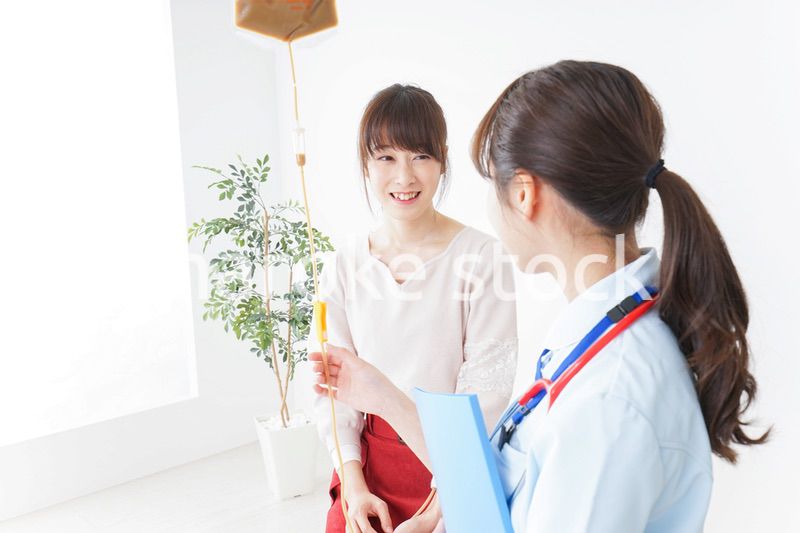 病院で診察を受ける患者とナース