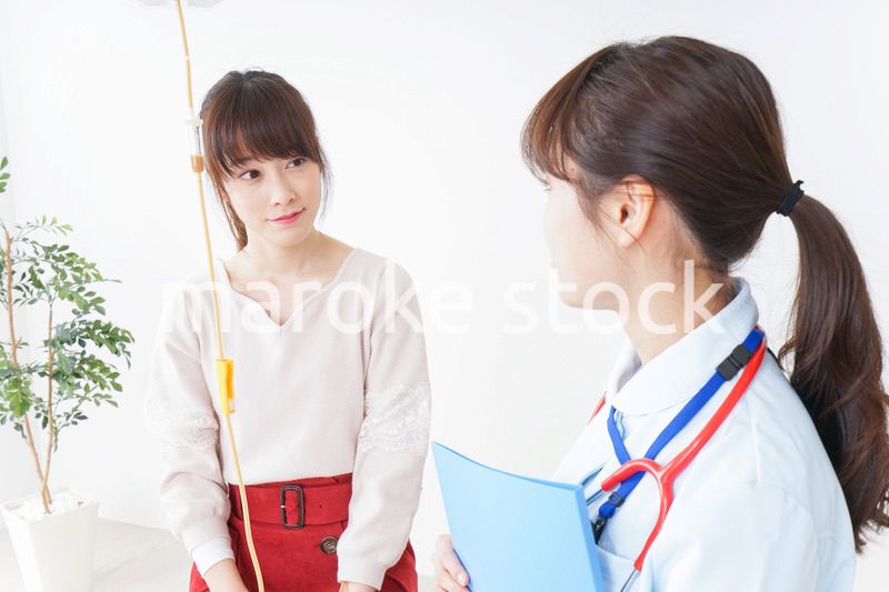 病院で診察を受ける患者とナース