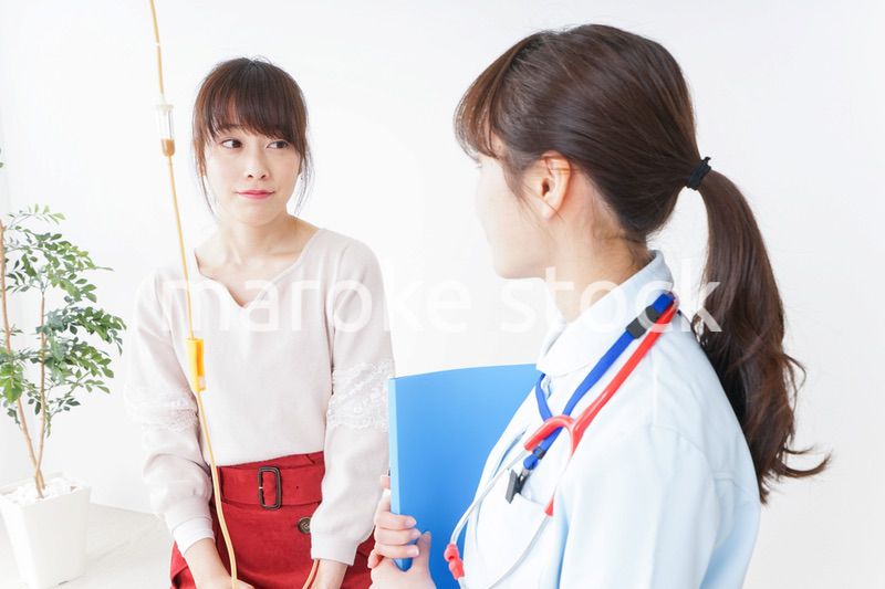 病院で診察を受ける患者とナース