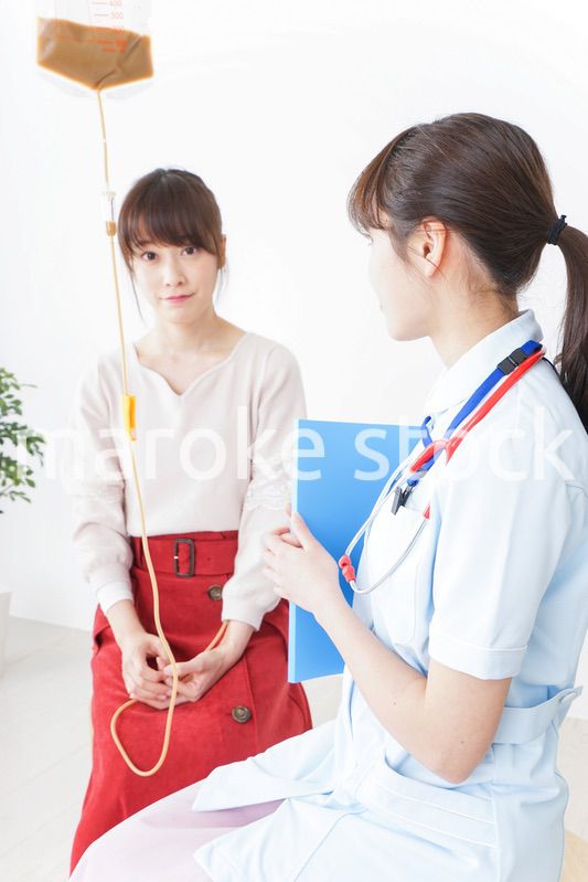 病院で診察を受ける患者とナース