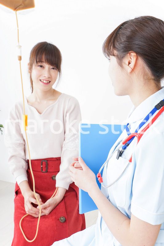 病院で診察を受ける患者とナース