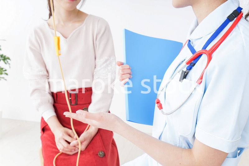 病院で診察を受ける患者とナース