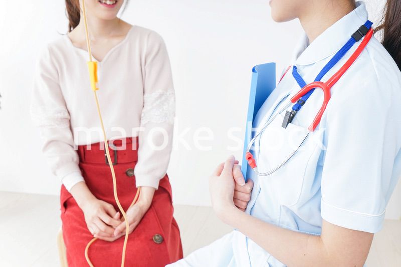 病院で診察を受ける患者とナース