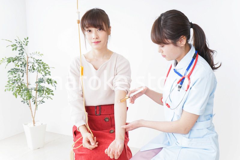 病院で診察を受ける患者とナース